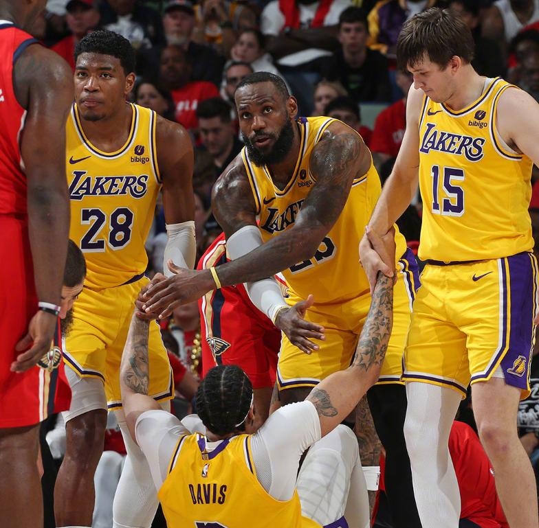 国际比赛日巴塞罗那调整名单以备NBA季后赛；篮板制胜环节打磨；赛场秩序良好；更衣室氛围转暖的简单介绍