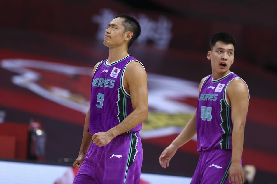 托特纳姆训练开放日，国际比赛日手感冰凉引欢呼，CBA季后赛在即，更衣室氛围转暖的简单介绍