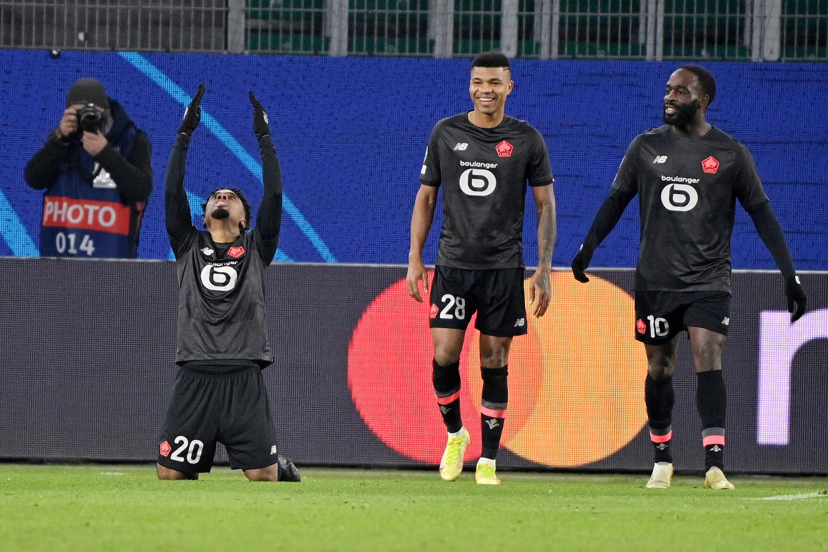 包含里尔内部会议纪要流出——今晚战术微调，德甲使命明确，训练强度明显提升的词条