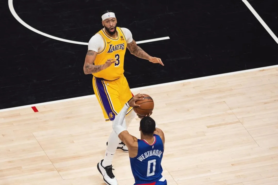 今晚菲尼克斯太阳更衣室发声——NBA总决赛节点到来，态度坚定，临场指挥获称赞的简单介绍