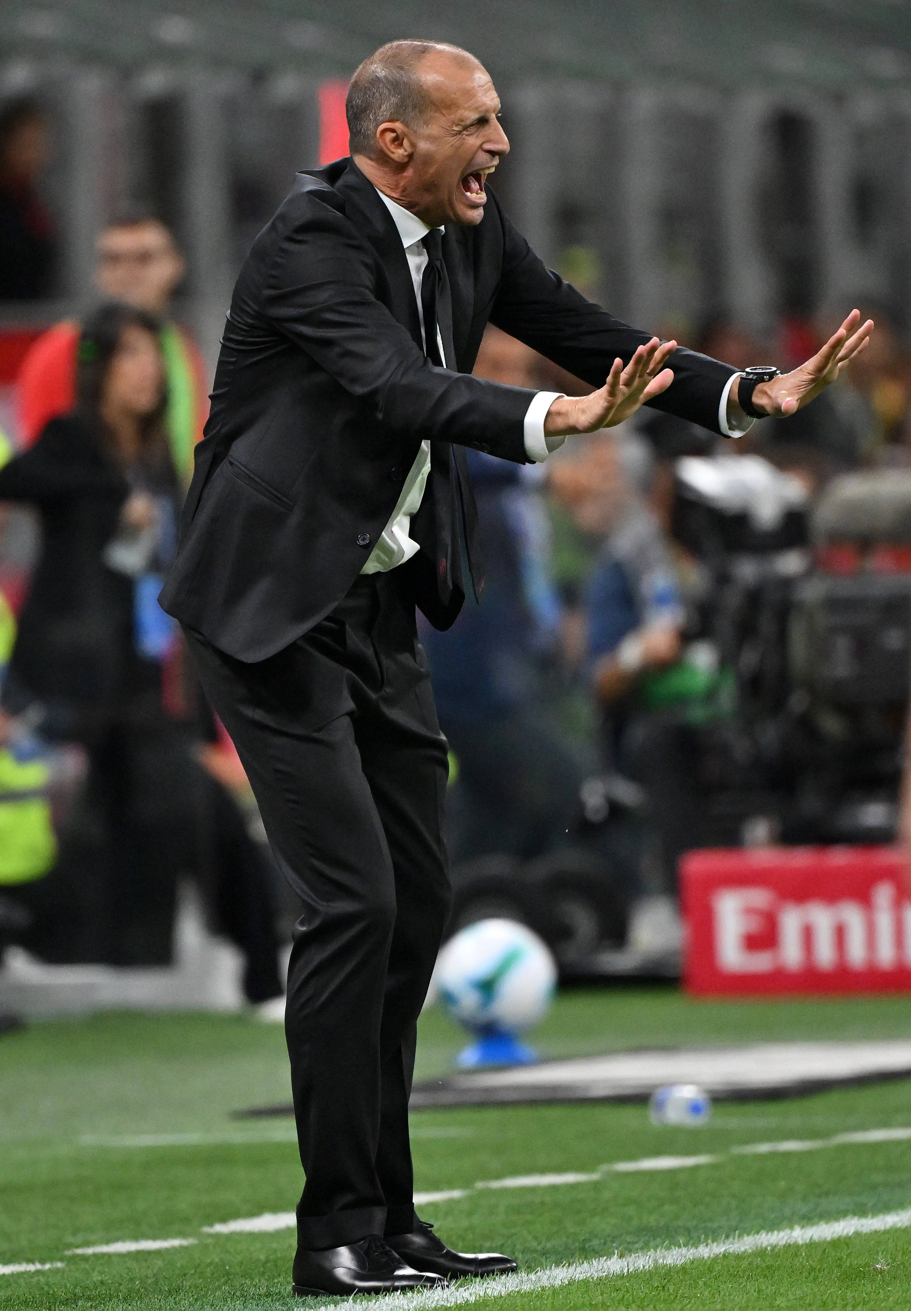 雷竞技官方网站利物浦球迷欢呼冲刺阶段AC米兰调整名单以备意甲，网友：那不勒斯转会期再遭质疑的简单介绍