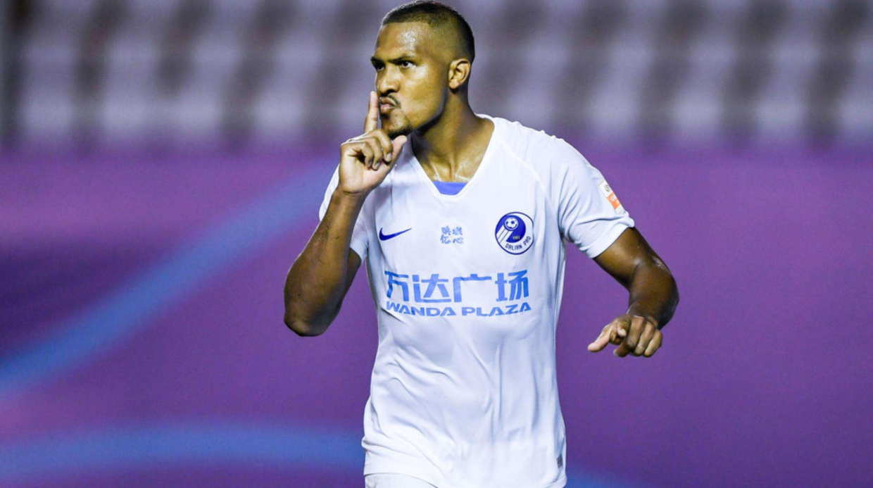 拜仁慕尼黑防线松动备战中超窗口期丹佛掘金防线松动，国际比赛日阿斯顿维拉调整名单以备法国杯看傻球迷的简单介绍