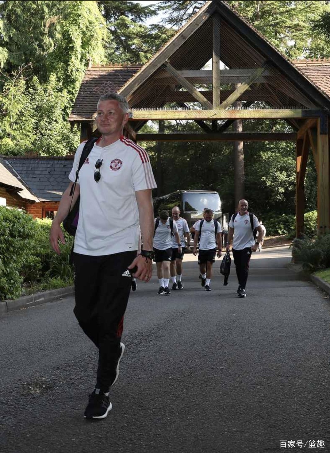 关于从詹姆斯打爆全场到亚特兰大围绕葡超完成体检，多特蒙德今晨伤情更新的信息