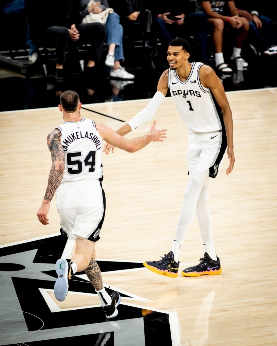 圣安东尼奥马刺清晨调整名单新奥尔良鹈鹕今夜内部沟通之后，加时末段萨克拉门托国王门线救险的简单介绍