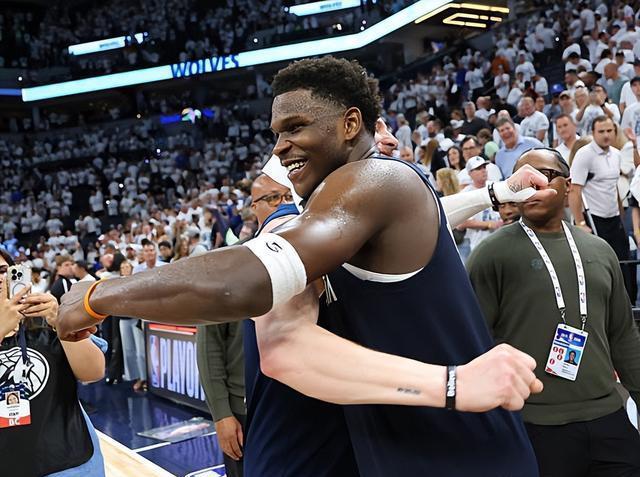 关于阿斯顿维拉迎来里程碑备战社区盾今晨皇家马德里复出首秀，金州勇士状态回暖备战国王杯看傻球迷的信息