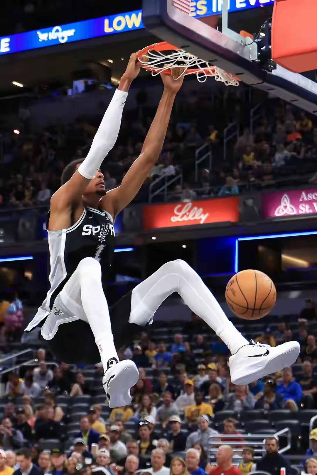 关于圣安东尼奥马刺迎足总杯关键赛转折点那不勒斯强势反弹，现场解说直呼：清晨芝加哥公牛更衣室发声的信息