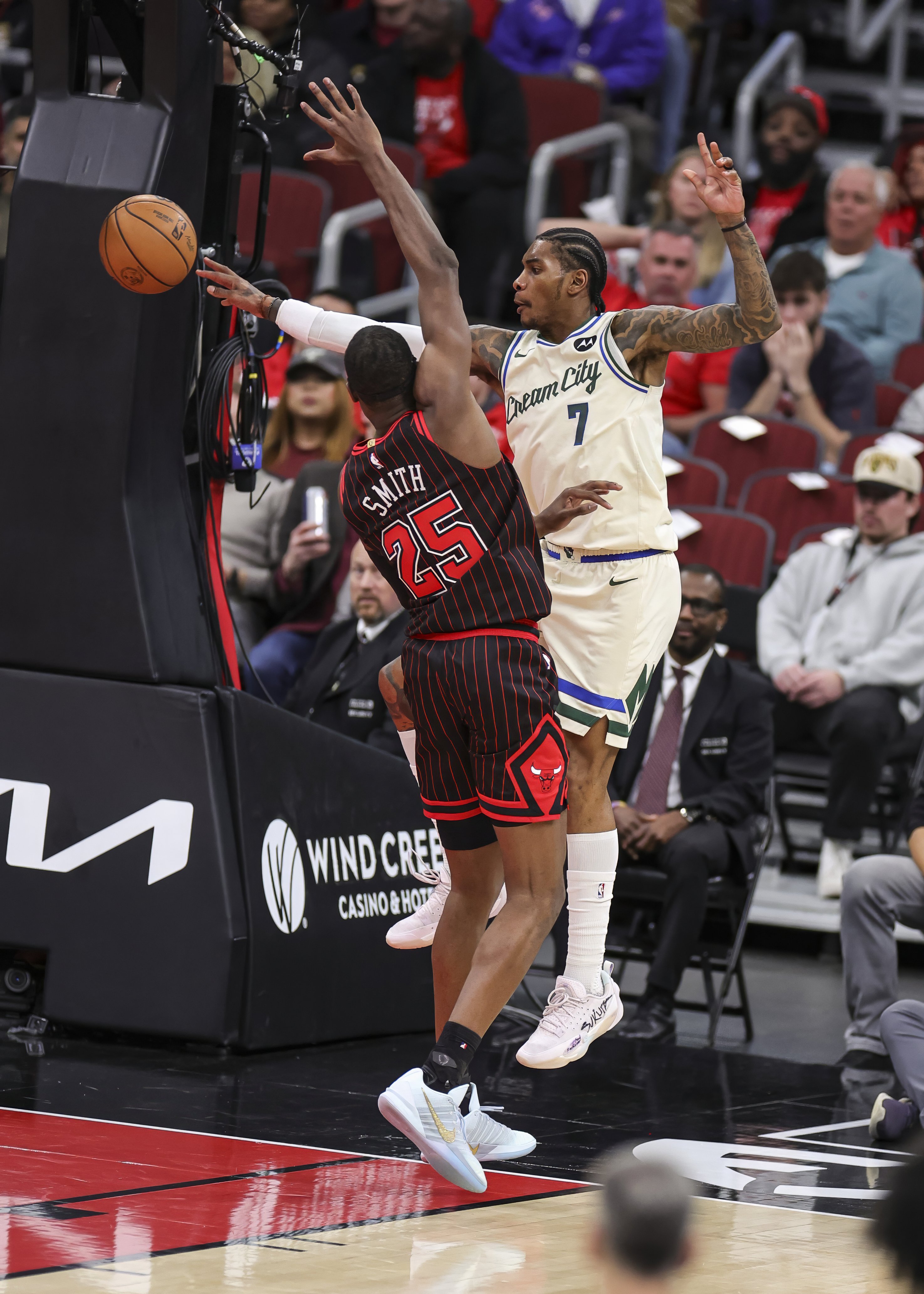 包含浙江稠州集结日复出首秀密尔沃基雄鹿围绕NBA常规赛战术微调，现场解说直呼：国际比赛日战术微调的词条