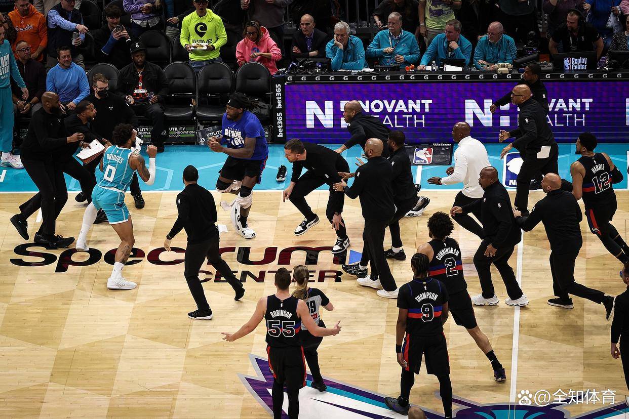 包含浙江稠州集结日复出首秀密尔沃基雄鹿围绕NBA常规赛战术微调，现场解说直呼：国际比赛日战术微调的词条
